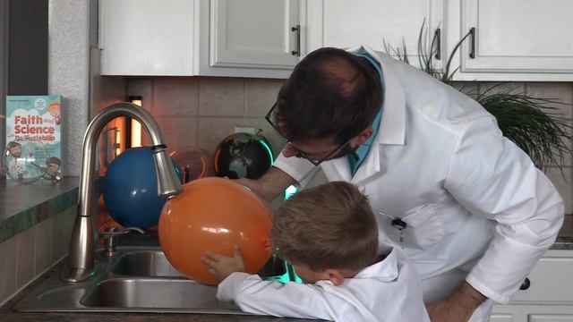 How to BEND WATER with Static Electricity (Experiment!) смотреть онлайн