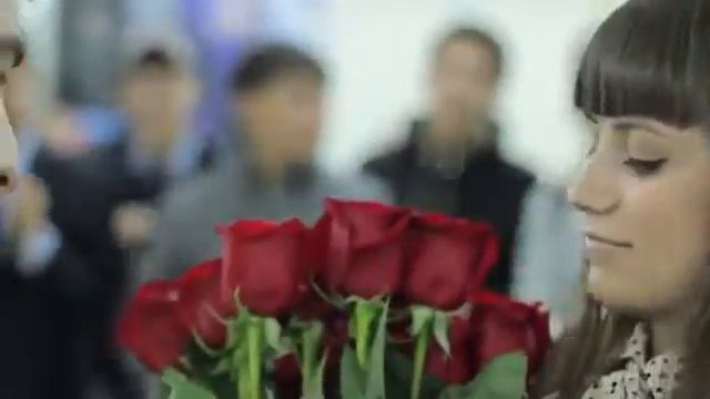 делает девушке предложения