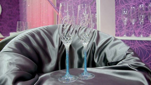 Свадебные бокалы с инициалами в стразах в стиле Тиффани https://vk.com/club53829666 смотреть онлайн