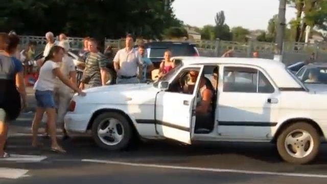 Конфликт между водителем и бастующими смотреть онлайн
