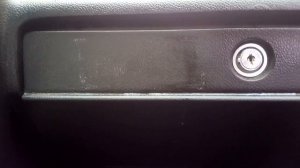 Как убрать клей (супер клей) с любой поверхности? А конкретнее с торпед автомобиля!