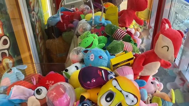 ГОРА ИГРУШЕК В АППАРАТЕ ХВАТАЙКА / ВЫИГРАЛ КУЧУ ИГРУШЕК НА ШАРУ смотреть онлайн