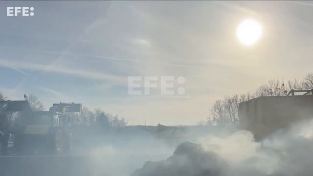 Los agricultores belgas siguen bloqueando carreteras en una nueva jornada de protestas смотреть онлайн
