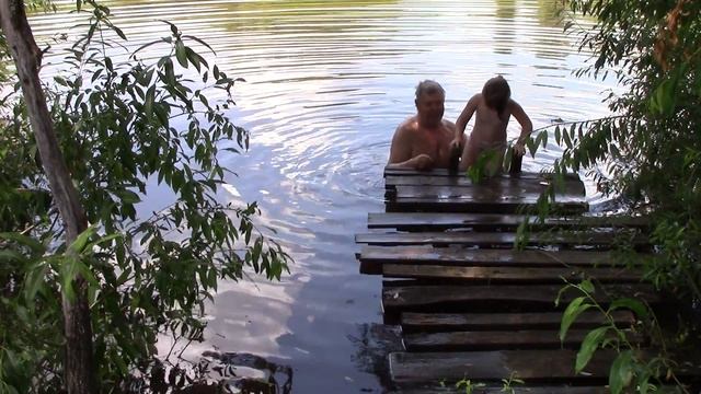 Купание в пруду с правнучкой смотреть онлайн