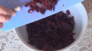 Свекольный салат с сыром и языком простой и очень вкусный.