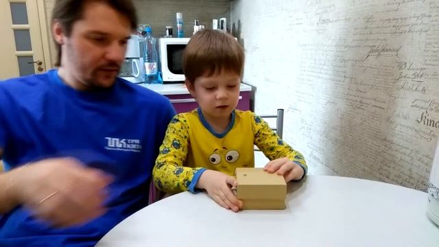 Xiaomi Mi Band 1S - распаковка вместе с моим сыном (5 лет) смотреть онлайн
