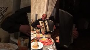 Цыган играет на аккордеоне