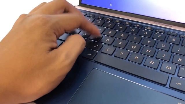 #IFA18: Trên tay ASUS ZenBook thiết kế 4 viền mỏng mới, bản 14" rất đẹp! смотреть онлайн
