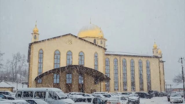 Снегопад возле центральной мечети в Яндаре 🕌🌨️ смотреть онлайн
