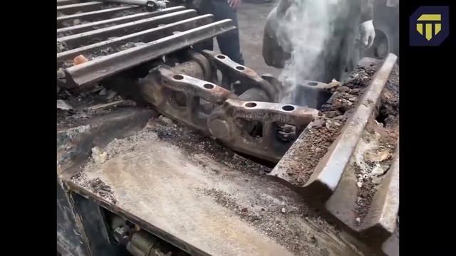 Разборка гусеницы экскаватора Hyundai R380LC-9SH / Расстегнуть гусеницу прессом смотреть онлайн