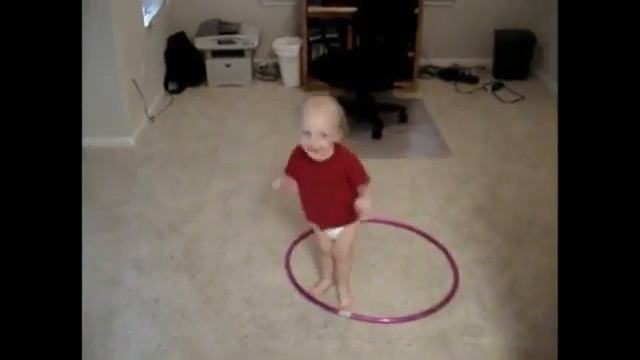 Малыш крутит обруч смотреть онлайн