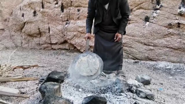Бедуинский хлеб. Как бедуины готовят хлеб в пустыне. How Bedouins make bread in the desert. смотреть онлайн