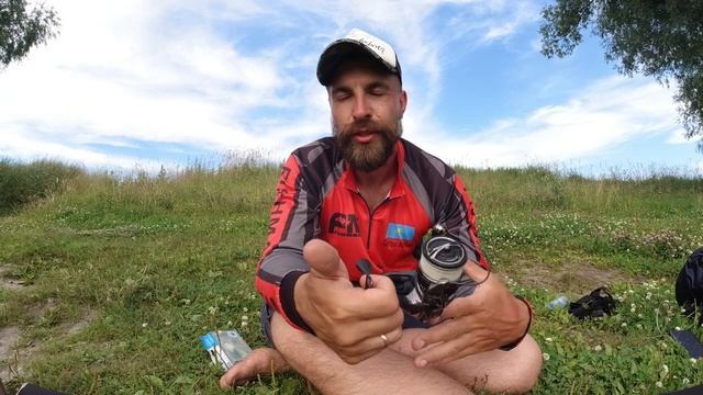 Ловля ОКУНЯ И ЩУКИ В ТРАВЕ! Рыбалка на спиннинг летом! смотреть онлайн