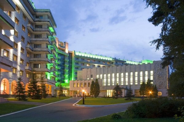 БОР 

Оздоровительный комплекс «Бор» https://bor-ok.ru/