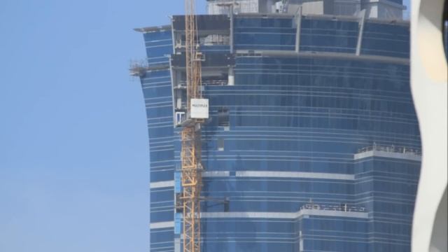 Crane Removal Timelapse on Emirates Park Towers смотреть онлайн