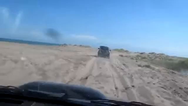 Kia Sportage едит по песку