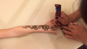 Как нарисовать мехенди? Мехенди на руках. Роспись хной.  How to draw mehendi?  Видео для девочек
