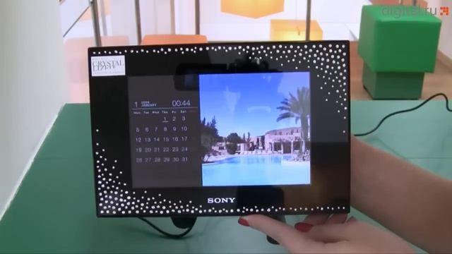 Видеообзор Sony DPF-D72N/BZ Swarovski смотреть онлайн