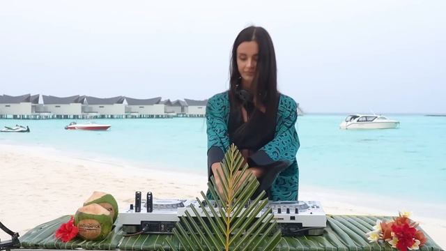 Tiesto feat. Kirsty Hawkshaw - Just Be Remix смотреть онлайн