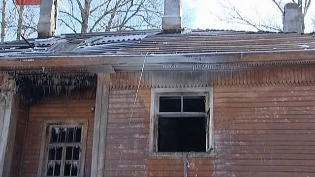 В центре Великого Новгорода сгорел жилой дом смотреть онлайн