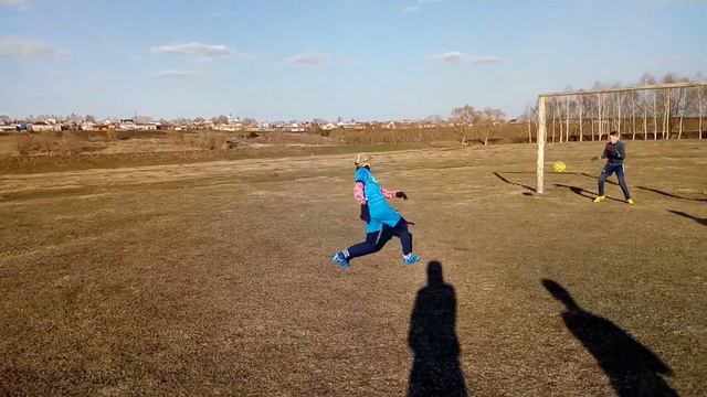 КТО ПОСЛЕДНИЙ НЕ ЗАБЬЕТ НЕОБЫЧНЫЙ УДАР С ЛЕТА, ТОТ ЗНАКОМИТЬСЯ С ДЕВУШКОЙ ТУПЫМ СПОСОБОМ смотреть онлайн