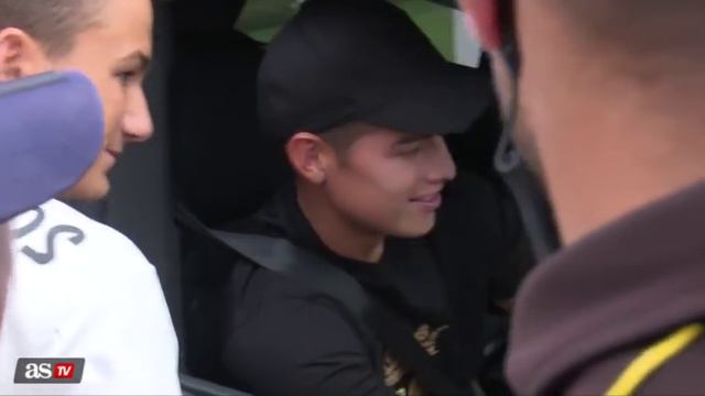 Un fan aborda a James indignado por las puntuaciones del FIFA: "Que te han puesto un 55...!" смотреть онлайн