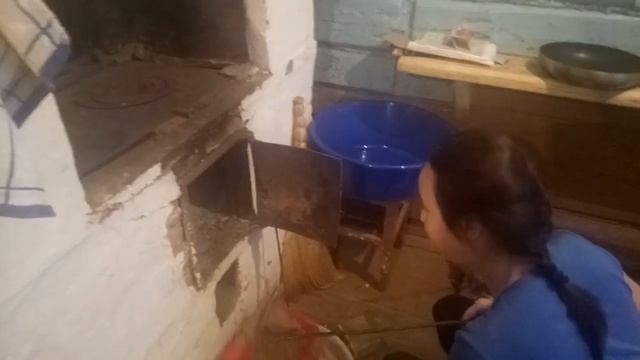 деревенское утро. русская печка. растопка. смотреть онлайн