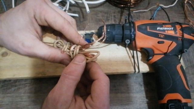 СТАНОК ДЛЯ ЧИСТКИ МЕДНЫХ ПРОВОДОВ ВЕРСИЯ 1.0. КАК ПОЧИСТИТЬ МЕДЬ БЕЗ ОБЖИГА? МЕДЬ В ПРОВОДАХ! смотреть онлайн
