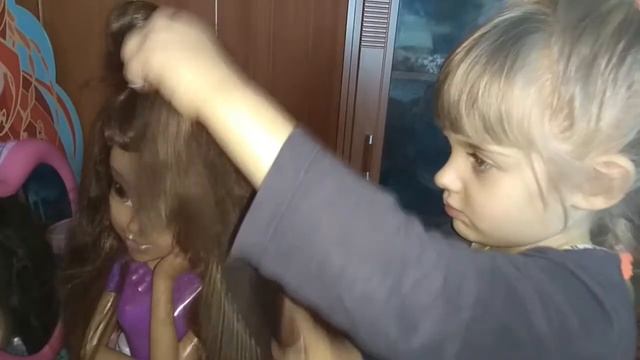 Маленький парикмахер-стилист. The young hair stylist, 3,5 years old смотреть онлайн