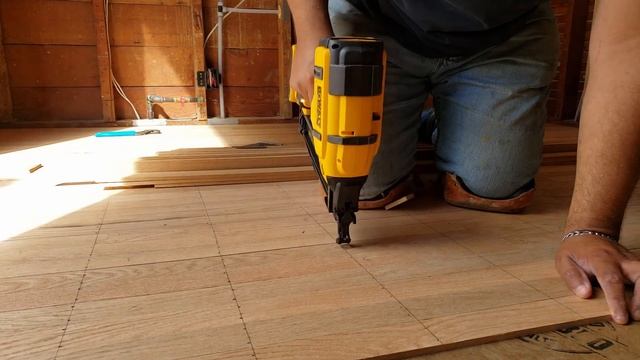 Lace in Red Oak Top Nail Hardwood Floor смотреть онлайн
