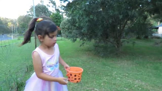 Bug Hunt Outside With Zoe & Daddy Pretend Play Kids Bugs Find Real Bugs! Huge Fly! смотреть онлайн