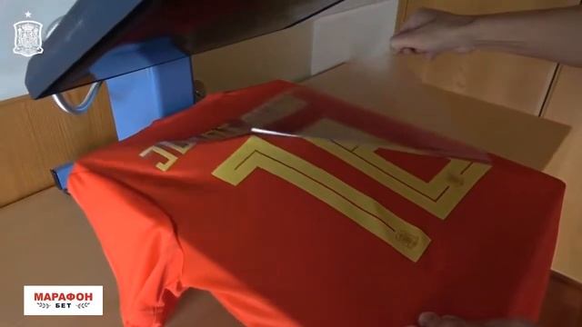 Жорди Альба напечатал фамилию и номер на свою футболку смотреть онлайн