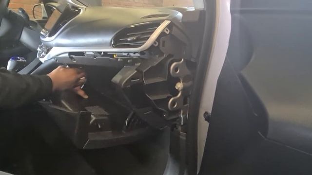 Замена воздушного фильтра салона Chevrolet Volt 2 смотреть онлайн