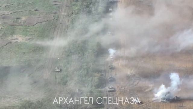 Нанесение артиллерийского удара по колонне ВСУ Artillery Strike On The AFU Colum.mp4