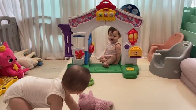 딸쌍둥이(11개월)/모기장설치하기/쌍둥이베이비카페가기/우는게귀여운다비에요(엄마눈엔)/평범한육아일상 смотреть онлайн