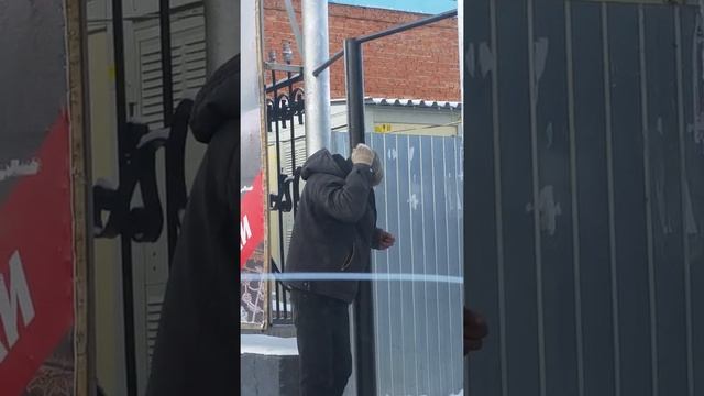 Пьяный пытается надеть капюшон. . смотреть онлайн