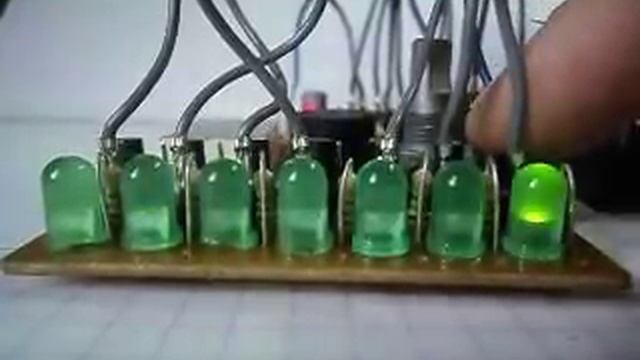 Световой эффект "бегущий огонь" на МК ATtiny2313 смотреть онлайн