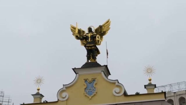 Статуя Архангела Михаила на Майдане Незалежности, Киев, Украина смотреть онлайн