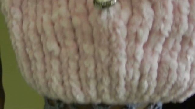 Вязание: Розовая плюшевая сумочка-кошелек спицами без швов (презентация) смотреть онлайн