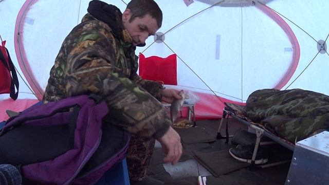 Две ночи на льду с Сыном (2 ночь) рыбалка 2022 зимняя рыбалка 2022 ловля леща смотреть онлайн