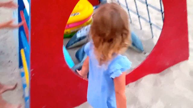 Діти на морі шукають надувашки! Або: Гра-челендж "Холодно-Гаряче" смотреть онлайн