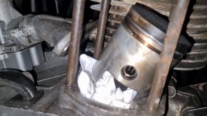 Сломало кольцо на поршне, а я так ездил