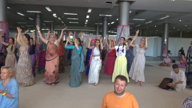 Фестиваль "От Сердца к сердцу" с ЕМ Чайтанья Чандра Чараном п. Аьхишека Божеств и киртан Маладхары смотреть онлайн
