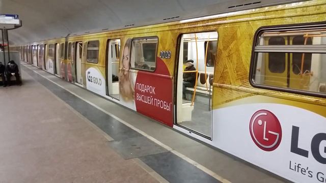 Поезд LG Gold в московском метро смотреть онлайн