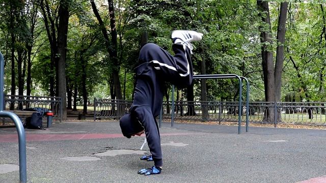 Как Научиться Стоять На Руках? | Антон Кучумов | Уличная тренировка смотреть онлайн