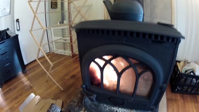 Starting a Fire in My Jotul F3 Stove using a Campmor Catalog! смотреть онлайн