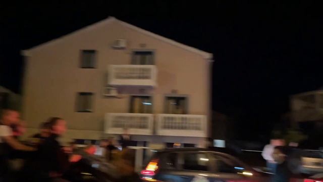 Сербские и Российские флаги в Черногории, люди празднуют победу своей партии на выборах. смотреть онлайн