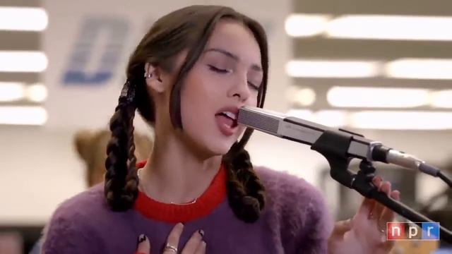 Olivia Rodrigo - deja vu (Live From Tiny Desk Concert) смотреть онлайн