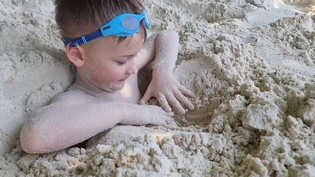 Папа закопал меня в песок на видео я пытаюсь выбраться ??