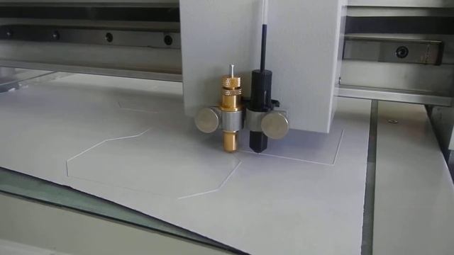 Планшетный режущий плоттер с флюгерным ножом в процессе вырезания коробки смотреть онлайн